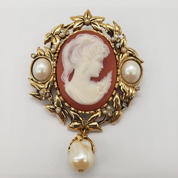 KJL 1980's Cameo Brooch/Pendant for Avon.Goldtone